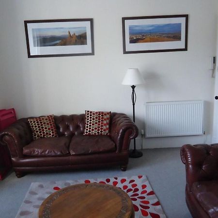 Appartamento Modern And Colourful Flat By The Castle Edimburgo Esterno foto