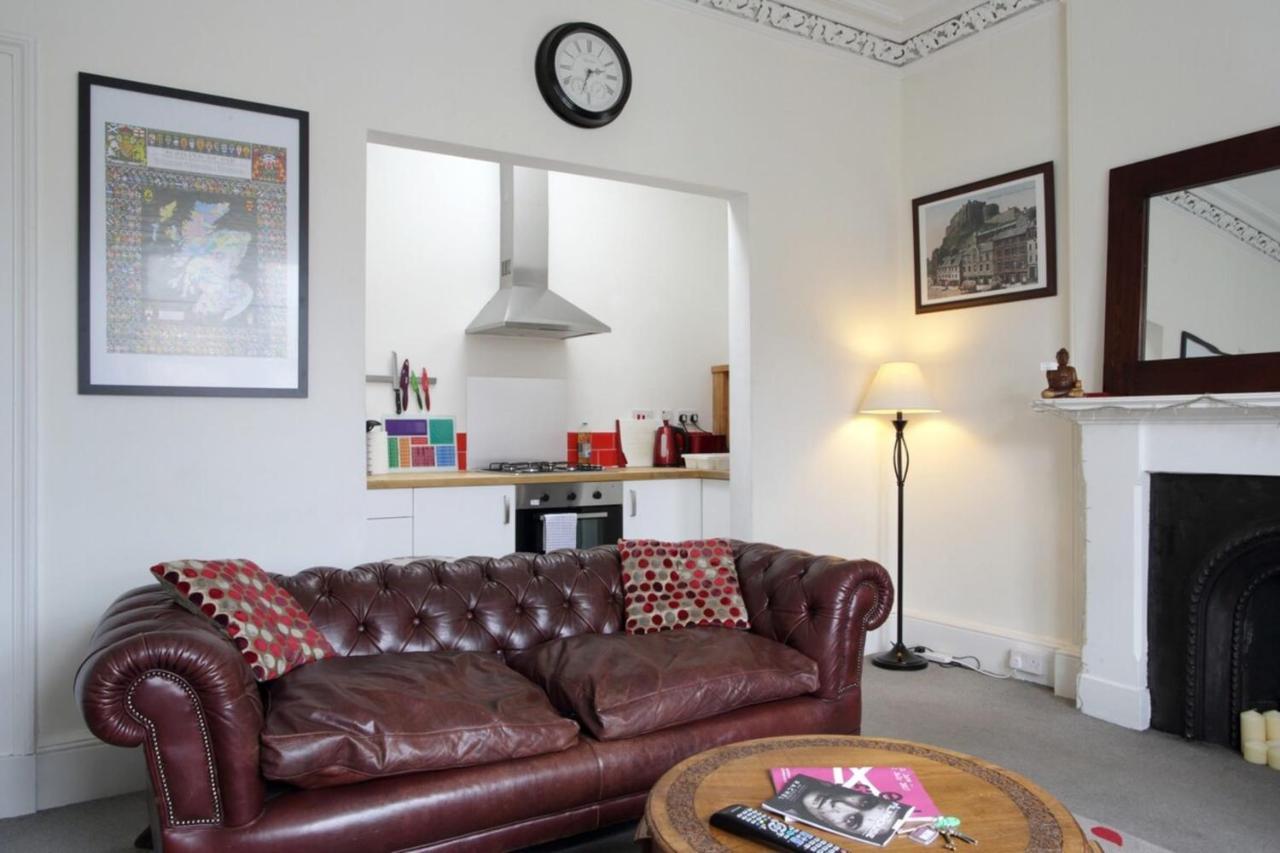 Appartamento Modern And Colourful Flat By The Castle Edimburgo Esterno foto
