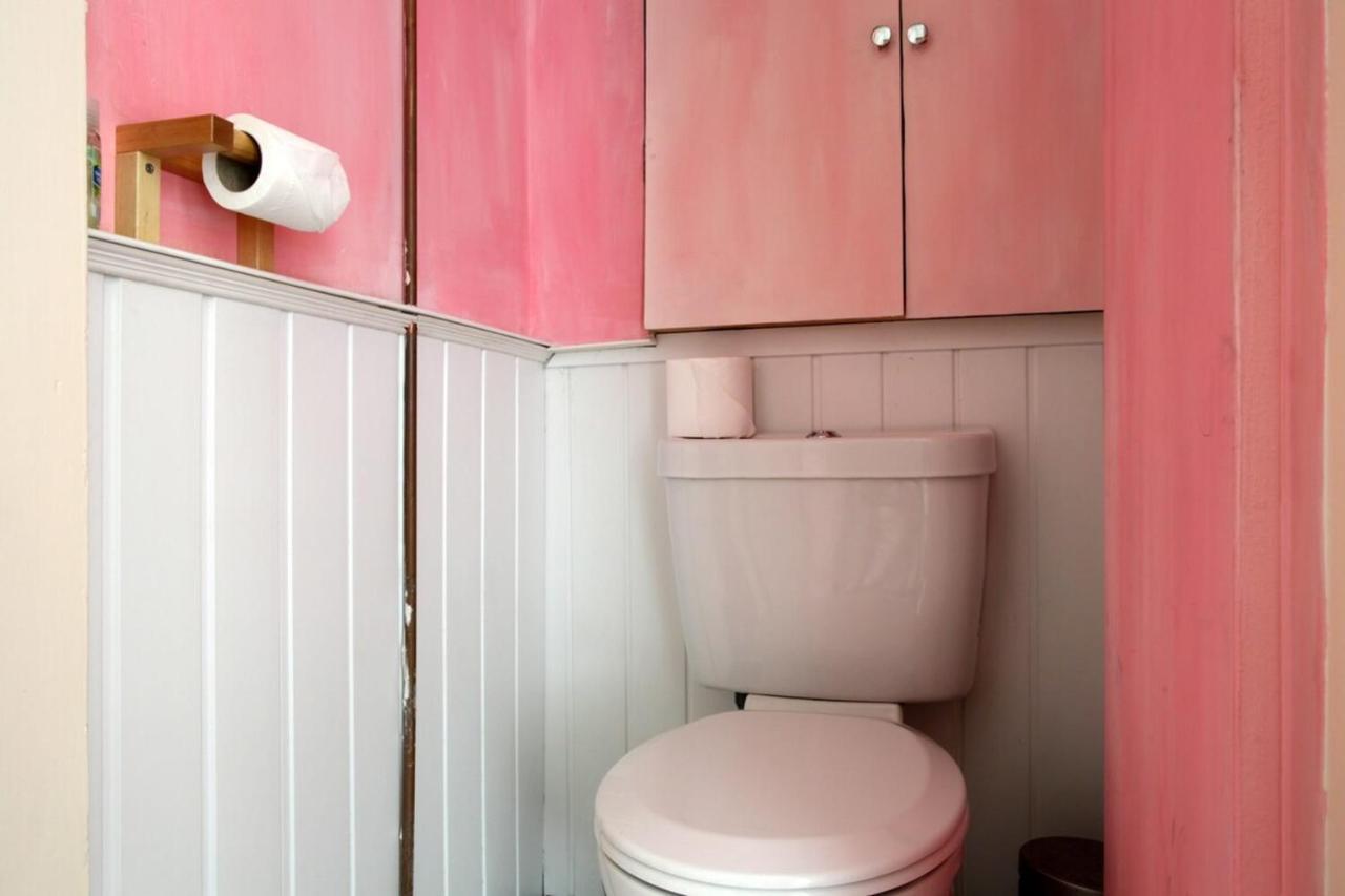 Appartamento Modern And Colourful Flat By The Castle Edimburgo Esterno foto