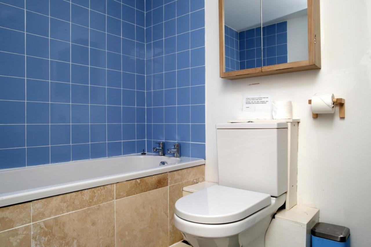 Appartamento Modern And Colourful Flat By The Castle Edimburgo Esterno foto