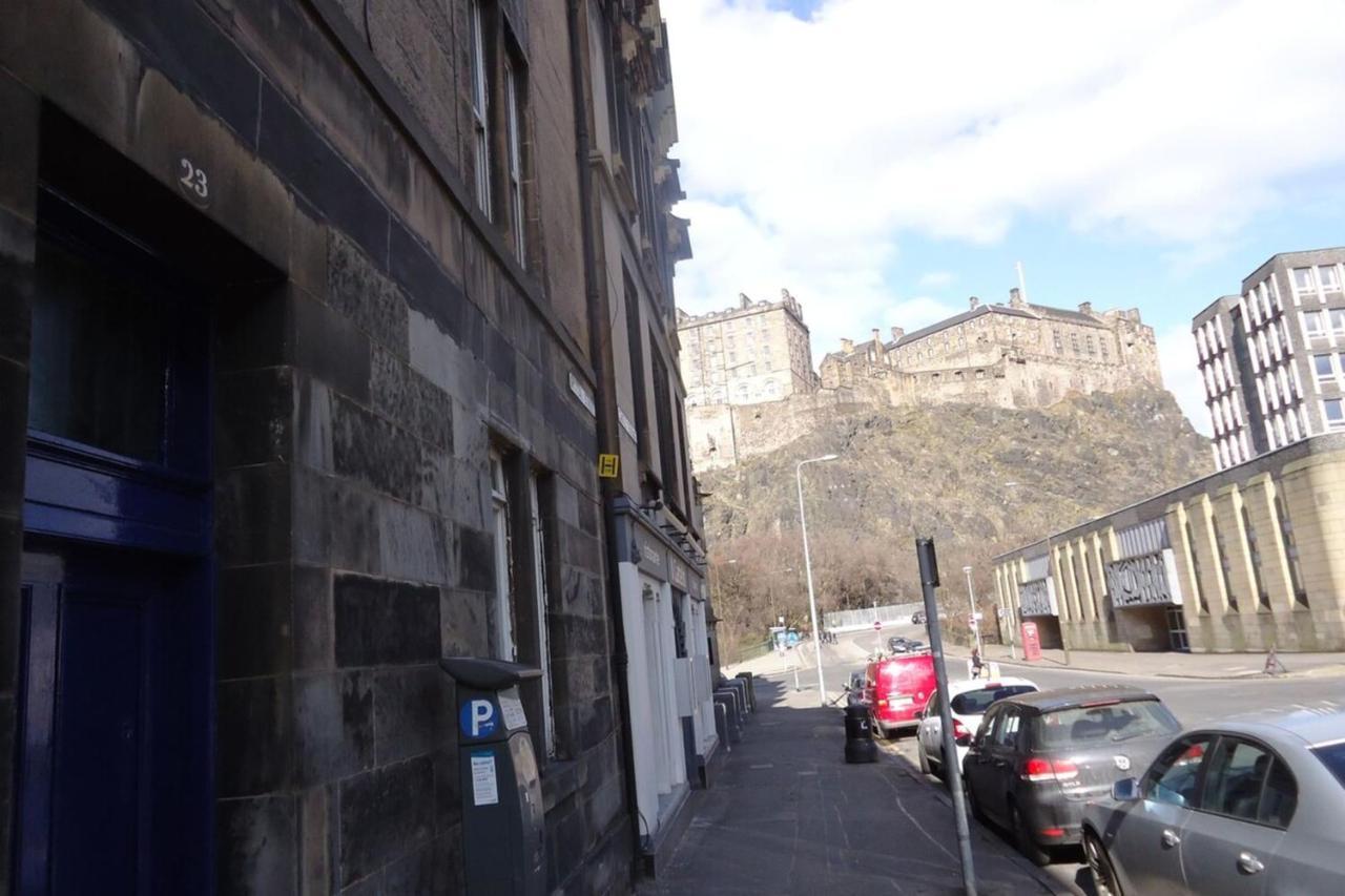 Appartamento Modern And Colourful Flat By The Castle Edimburgo Esterno foto