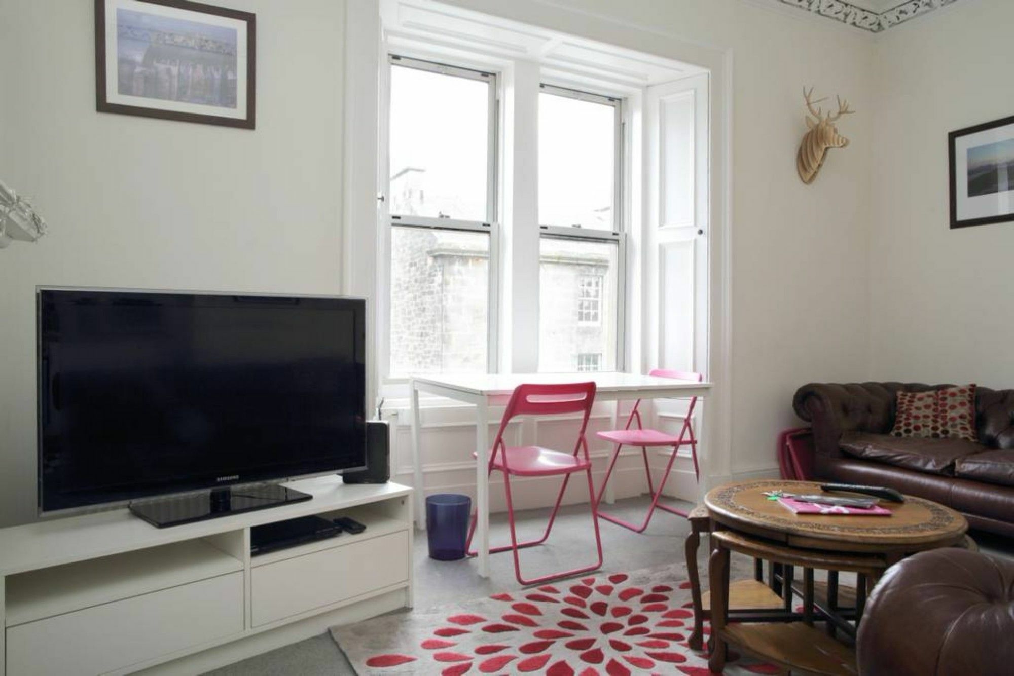 Appartamento Modern And Colourful Flat By The Castle Edimburgo Esterno foto